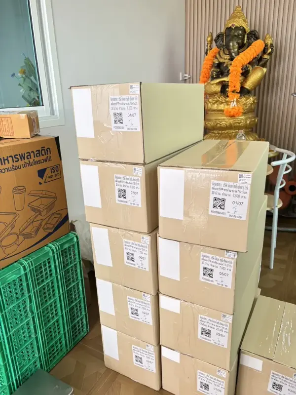 ล็อตสติ๊กเกอร์บาร์โค้ด PP ขาวด้านที่ผลิตเสร็จ ติดฉลาก QC พร้อมส่งมอบลูกค้า